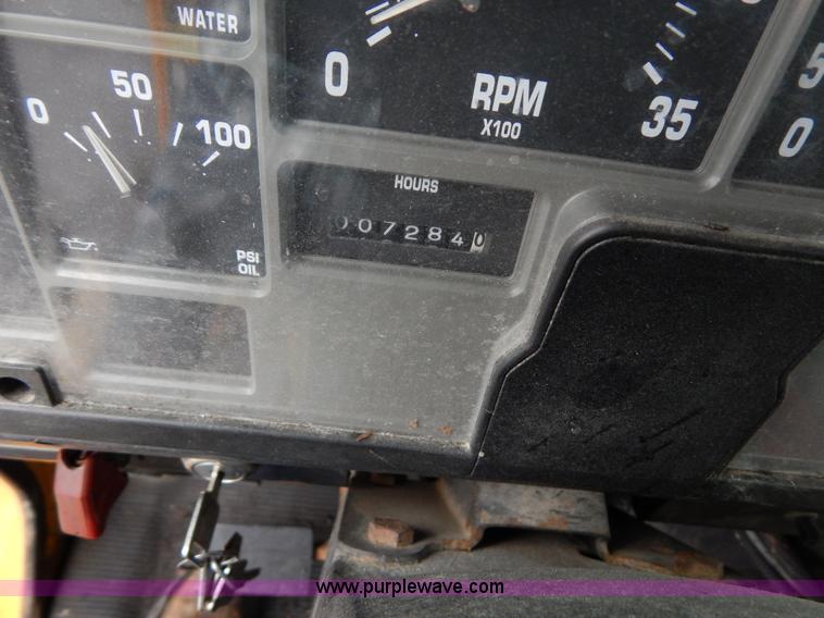 image for item H3386 2002 International 4900 Crew Cab dump truck