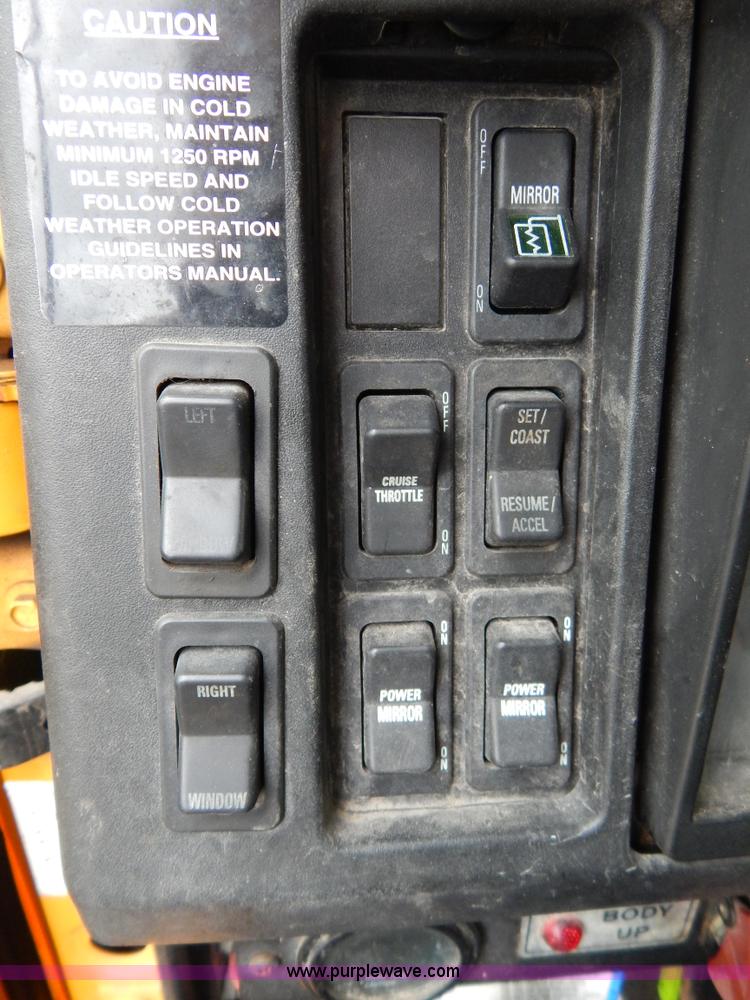 image for item H3386 2002 International 4900 Crew Cab dump truck