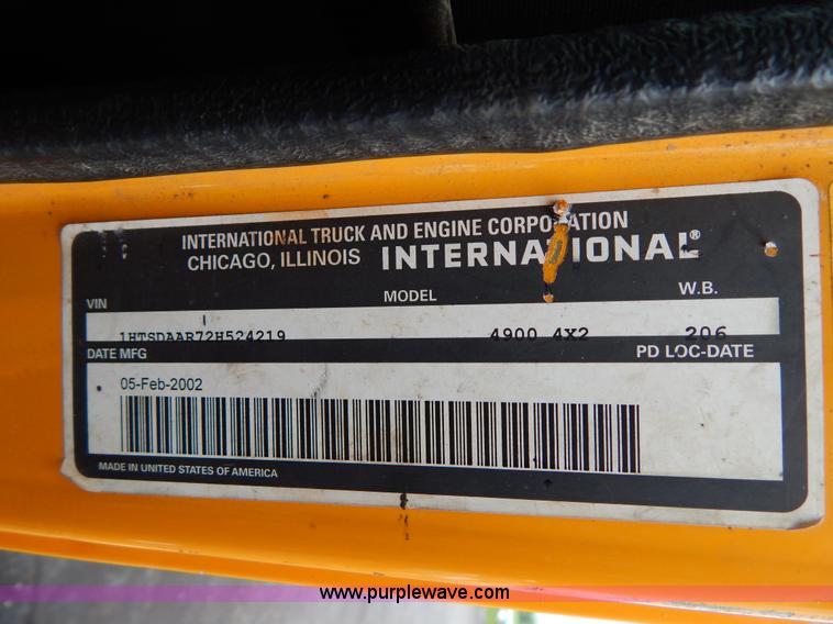 image for item H3386 2002 International 4900 Crew Cab dump truck