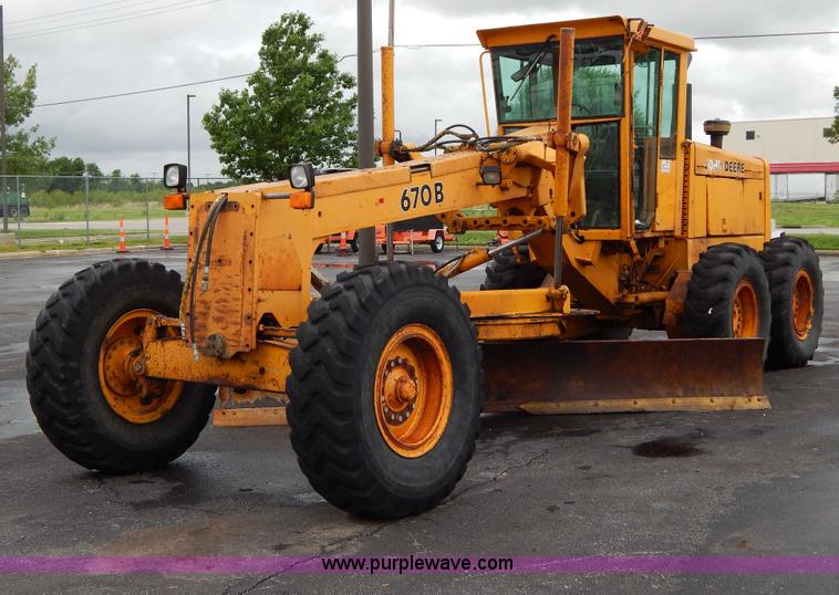 image for item H3390 1989 John Deere 670B motor grader