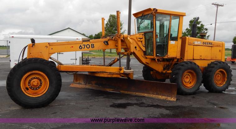 image for item H3390 1989 John Deere 670B motor grader
