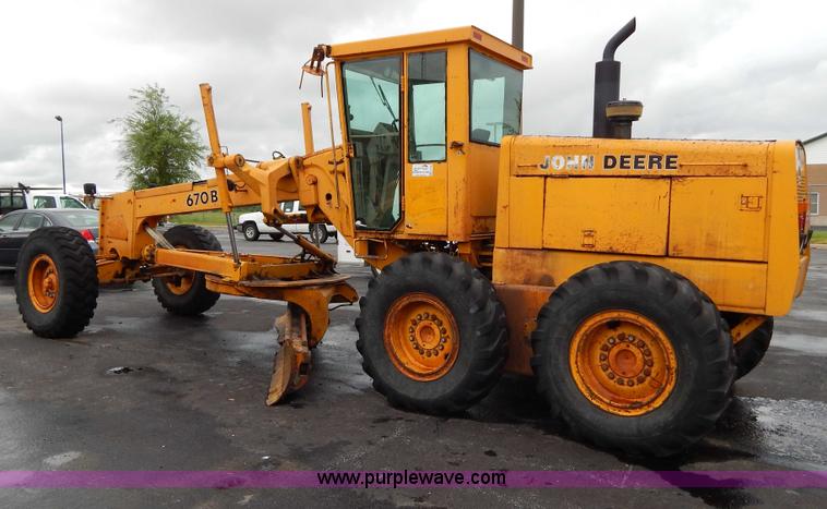 image for item H3390 1989 John Deere 670B motor grader
