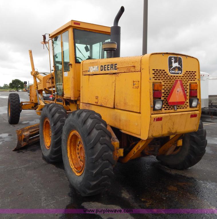 image for item H3390 1989 John Deere 670B motor grader