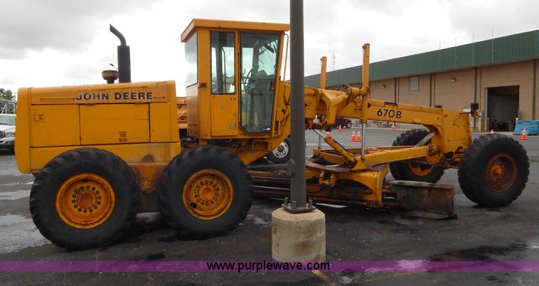 image for item H3390 1989 John Deere 670B motor grader