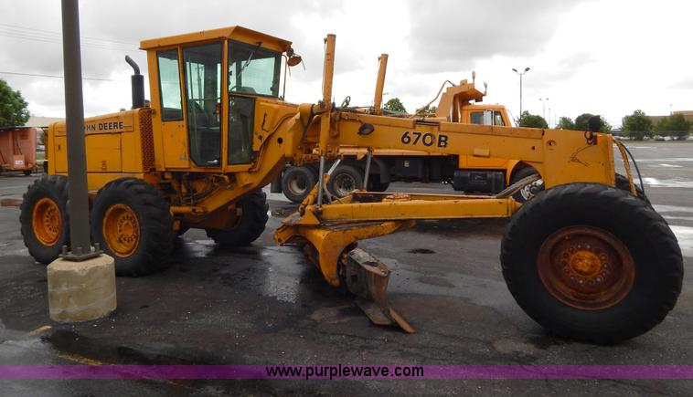image for item H3390 1989 John Deere 670B motor grader