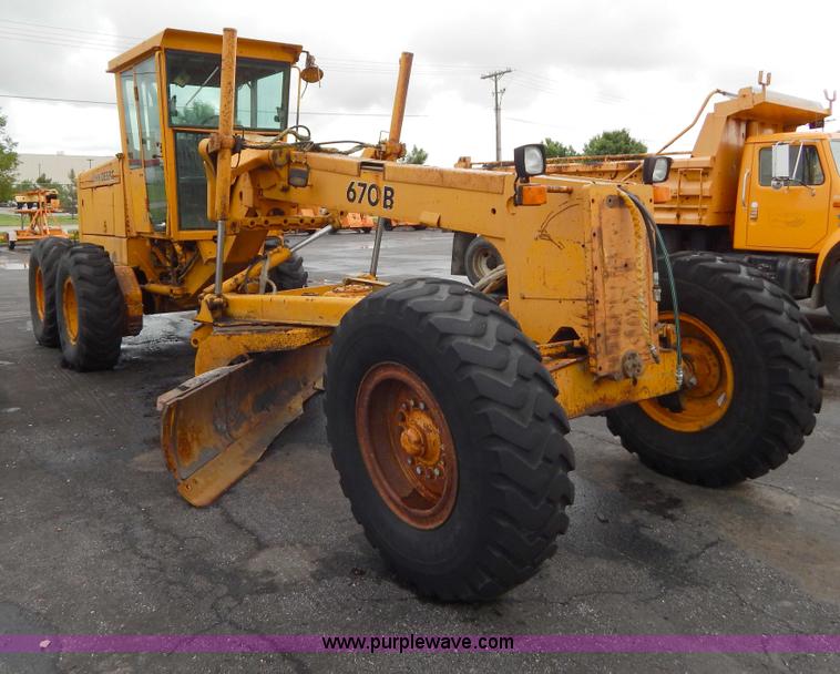 image for item H3390 1989 John Deere 670B motor grader
