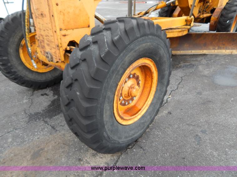 image for item H3390 1989 John Deere 670B motor grader