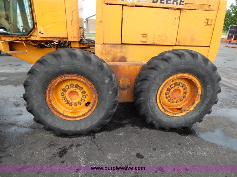 image for item H3390 1989 John Deere 670B motor grader