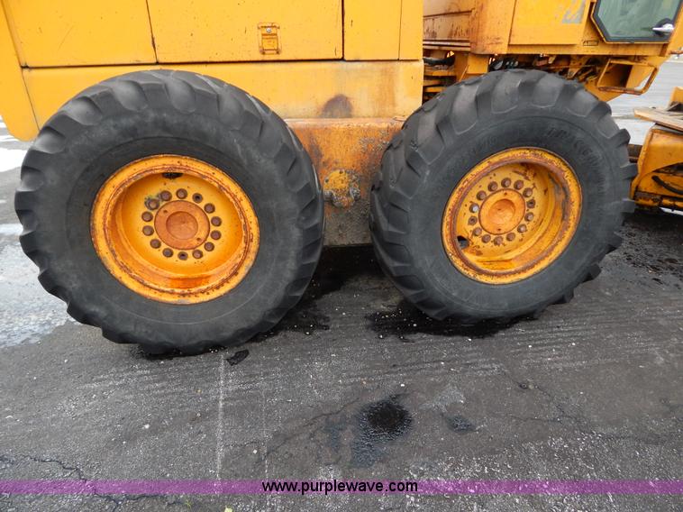 image for item H3390 1989 John Deere 670B motor grader