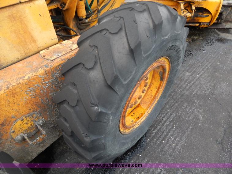 image for item H3390 1989 John Deere 670B motor grader