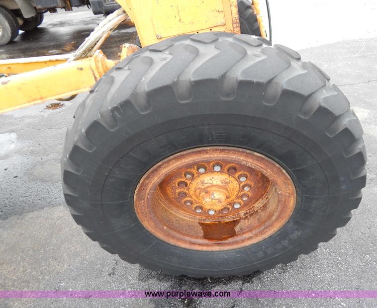 image for item H3390 1989 John Deere 670B motor grader