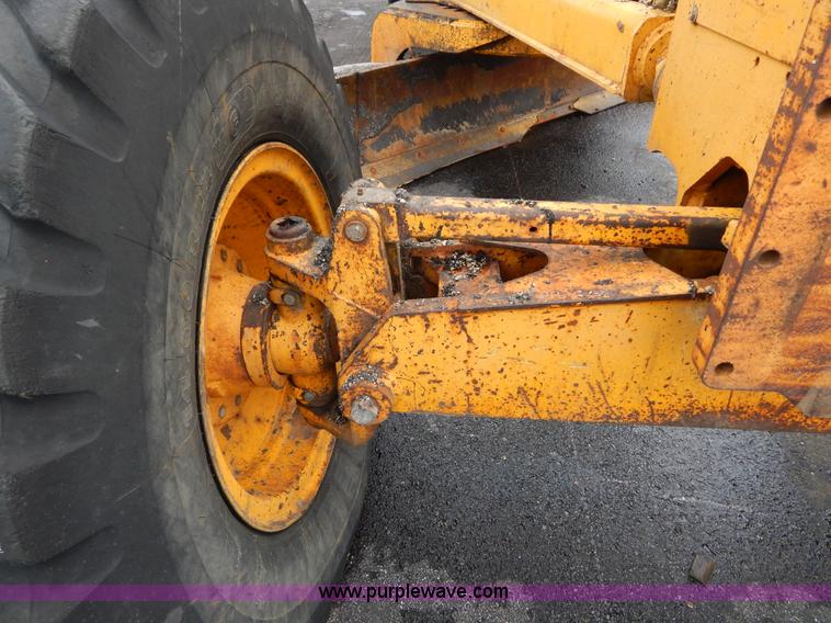 image for item H3390 1989 John Deere 670B motor grader