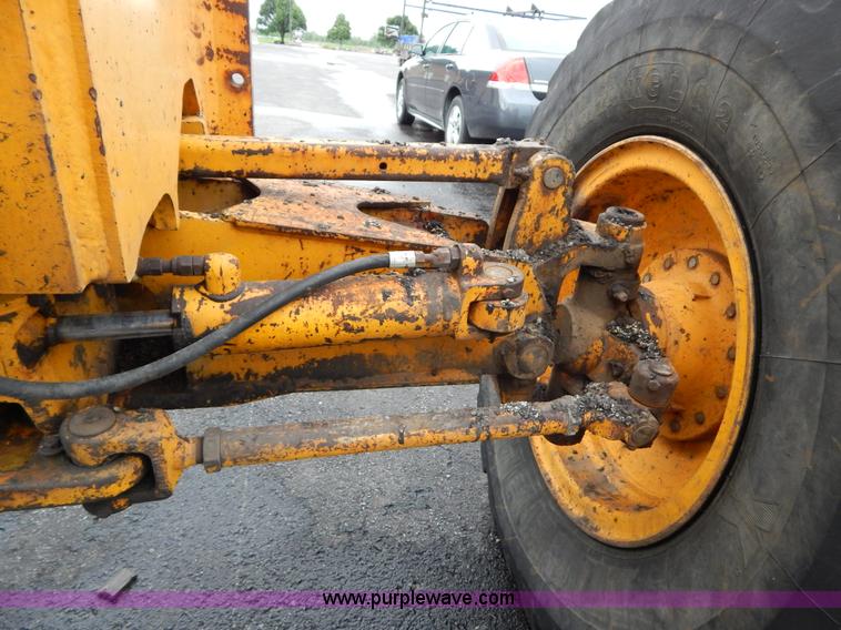 image for item H3390 1989 John Deere 670B motor grader