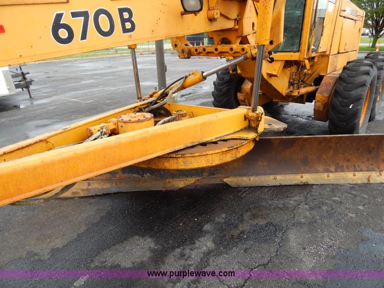 image for item H3390 1989 John Deere 670B motor grader