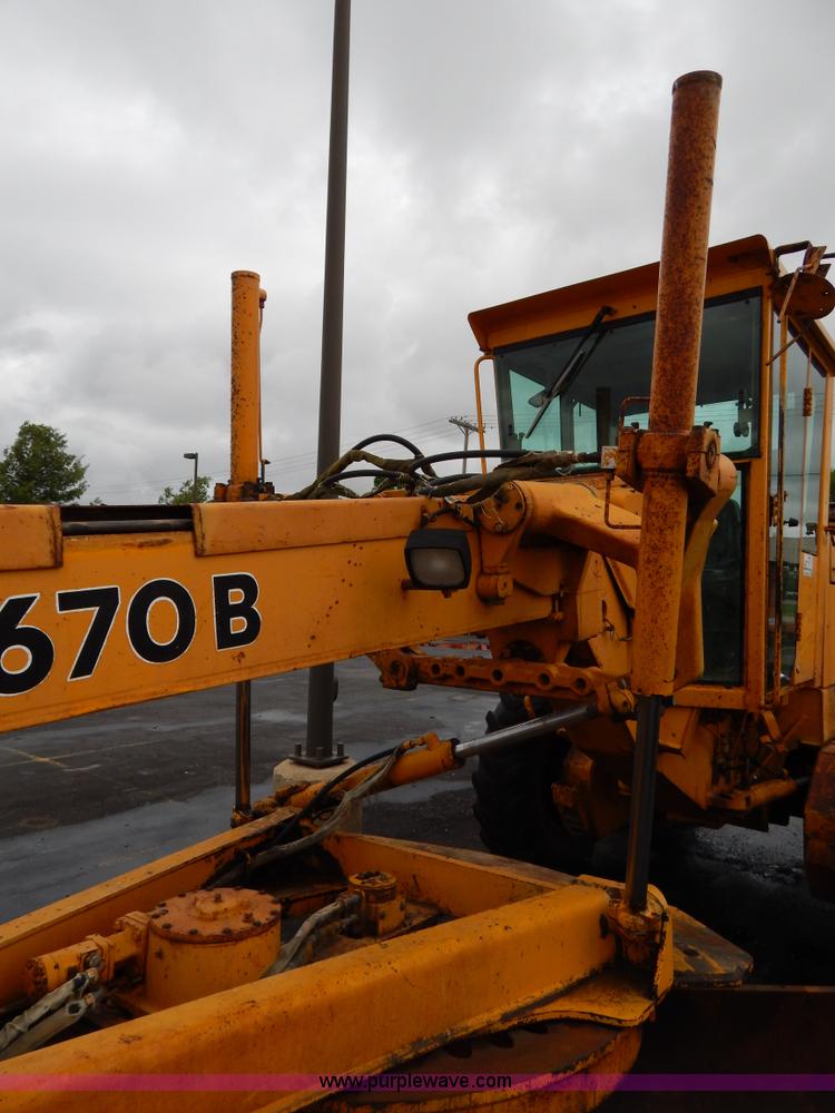 image for item H3390 1989 John Deere 670B motor grader