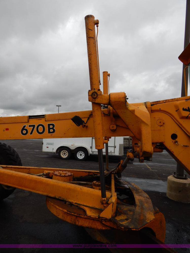 image for item H3390 1989 John Deere 670B motor grader