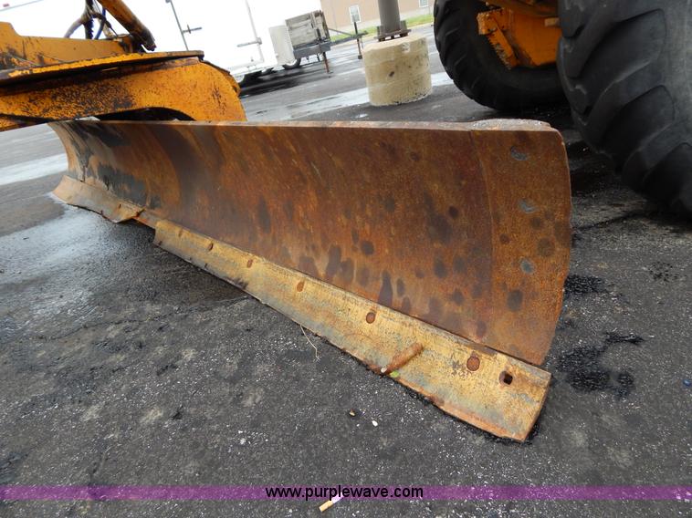 image for item H3390 1989 John Deere 670B motor grader