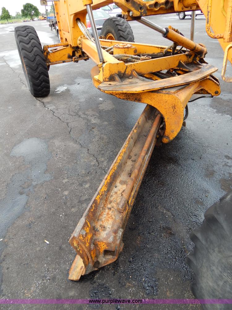 image for item H3390 1989 John Deere 670B motor grader