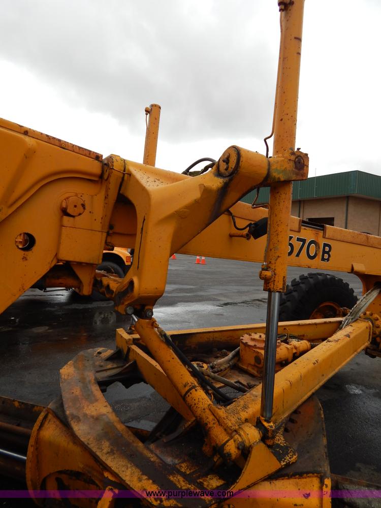 image for item H3390 1989 John Deere 670B motor grader