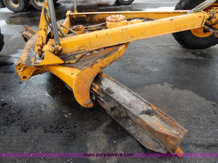 image for item H3390 1989 John Deere 670B motor grader