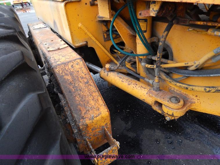 image for item H3390 1989 John Deere 670B motor grader