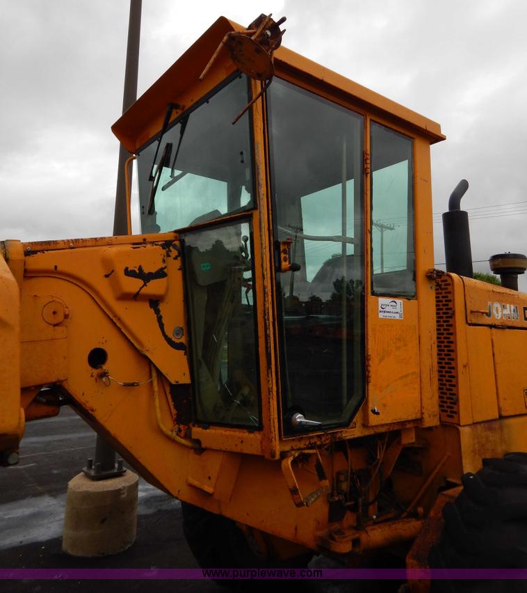 image for item H3390 1989 John Deere 670B motor grader