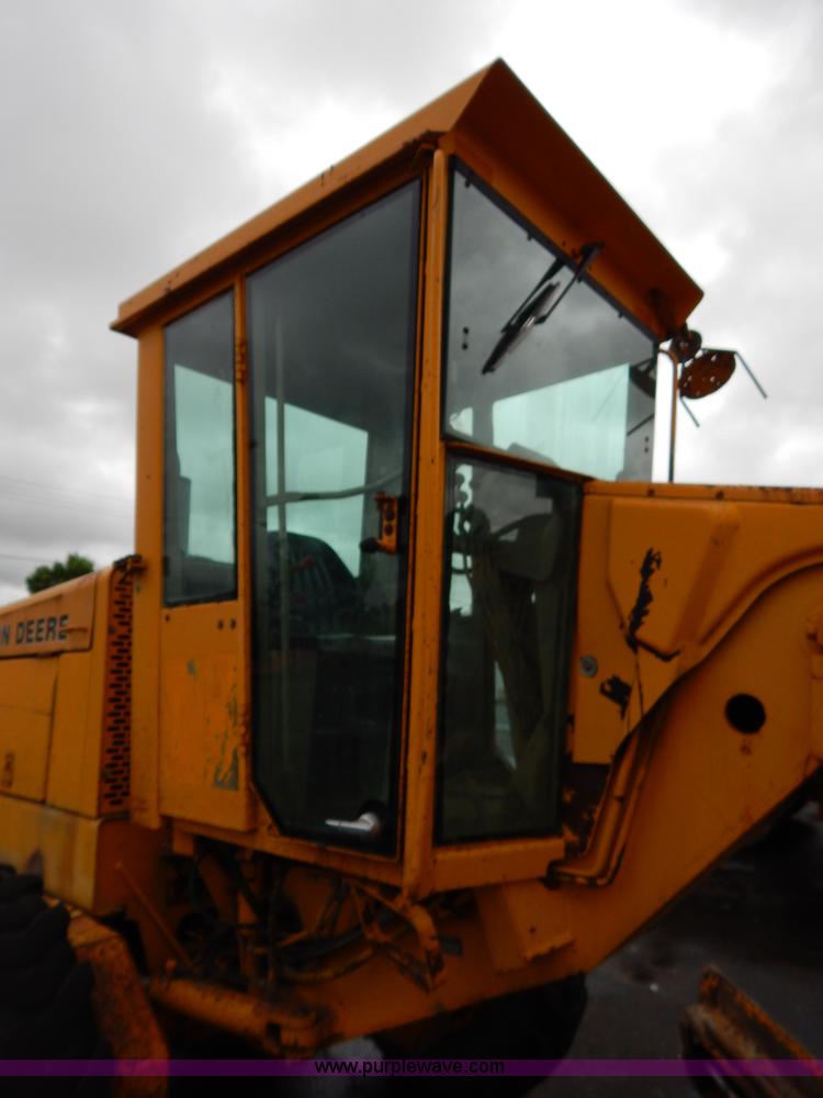 image for item H3390 1989 John Deere 670B motor grader