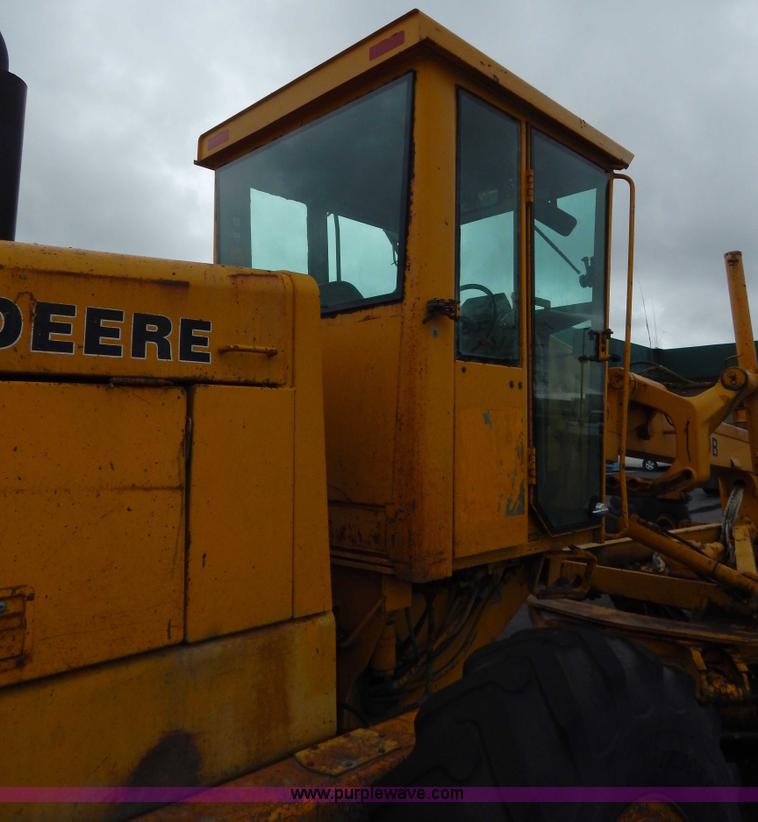 image for item H3390 1989 John Deere 670B motor grader