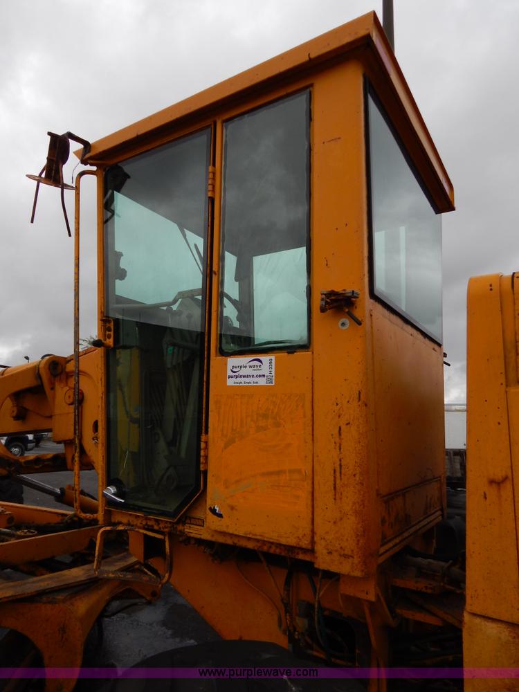 image for item H3390 1989 John Deere 670B motor grader