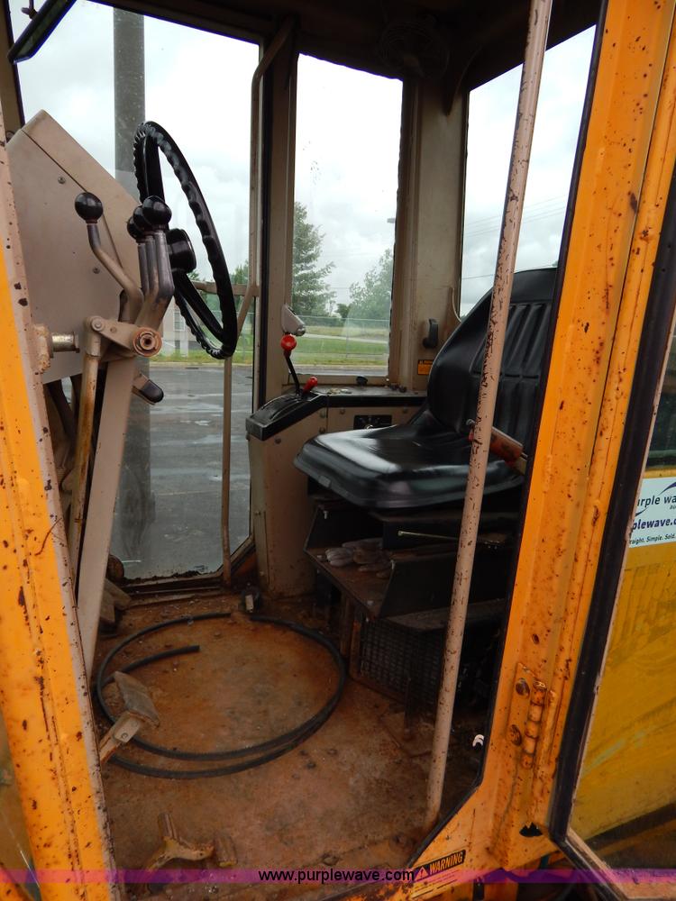 image for item H3390 1989 John Deere 670B motor grader