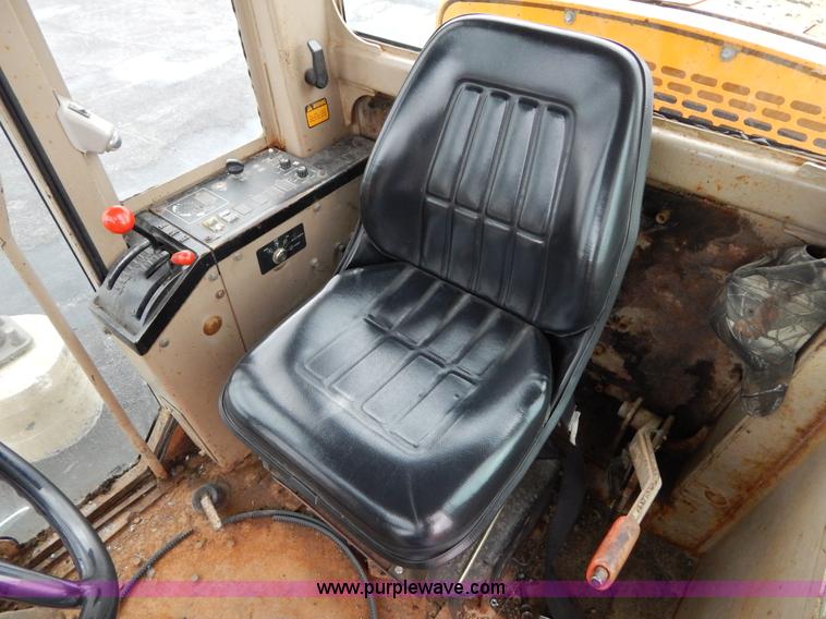 image for item H3390 1989 John Deere 670B motor grader