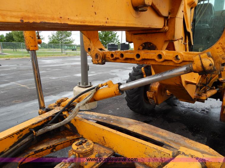 image for item H3390 1989 John Deere 670B motor grader