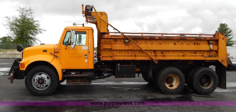 image for item H3391 1999 International 4900 dump truck