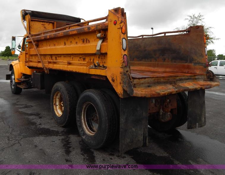 image for item H3391 1999 International 4900 dump truck