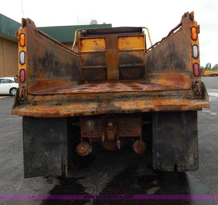 image for item H3391 1999 International 4900 dump truck