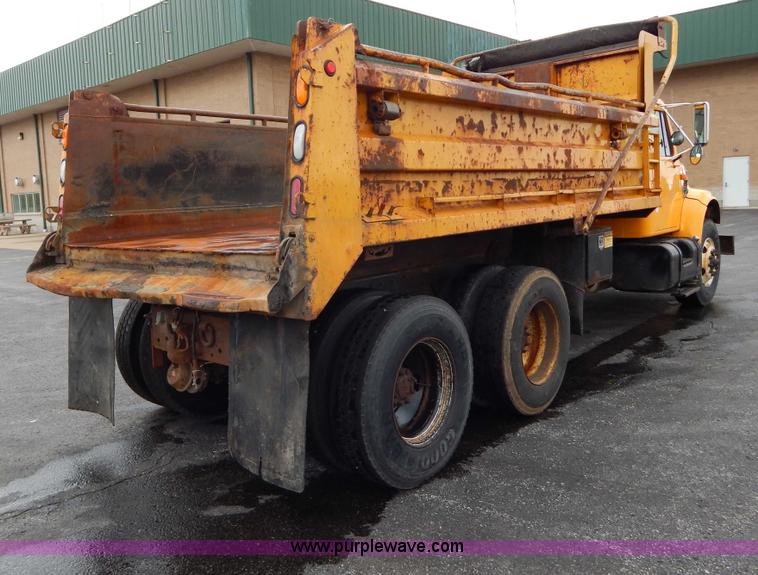 image for item H3391 1999 International 4900 dump truck