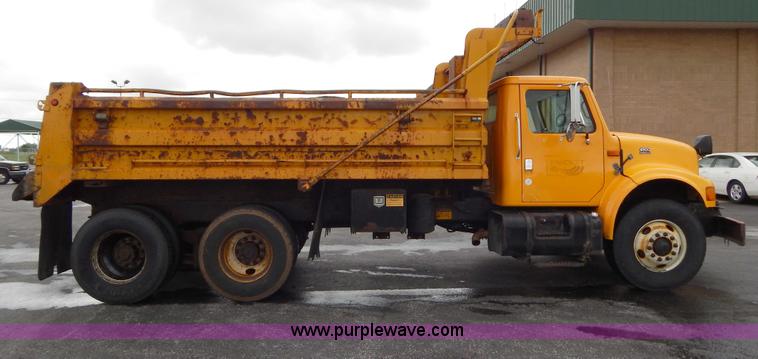 image for item H3391 1999 International 4900 dump truck
