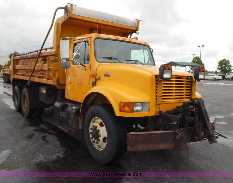 image for item H3391 1999 International 4900 dump truck