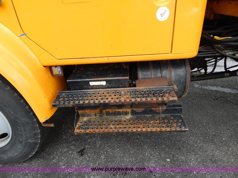 image for item H3391 1999 International 4900 dump truck