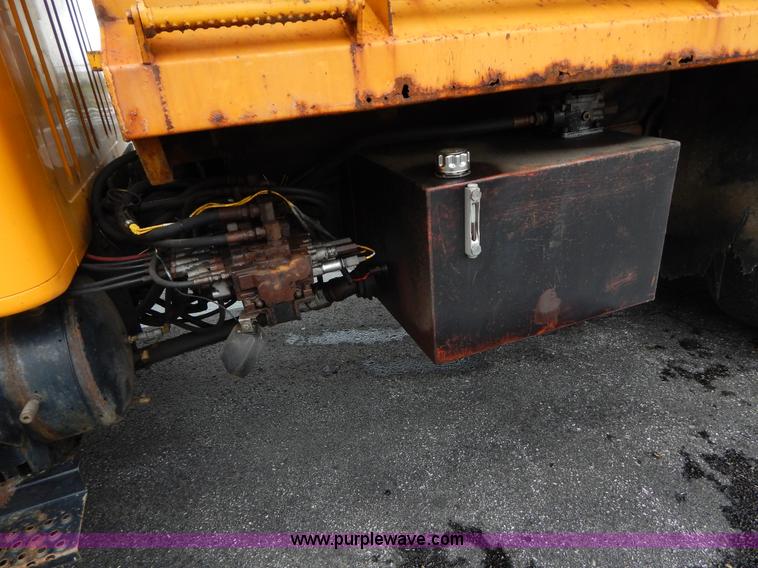 image for item H3391 1999 International 4900 dump truck