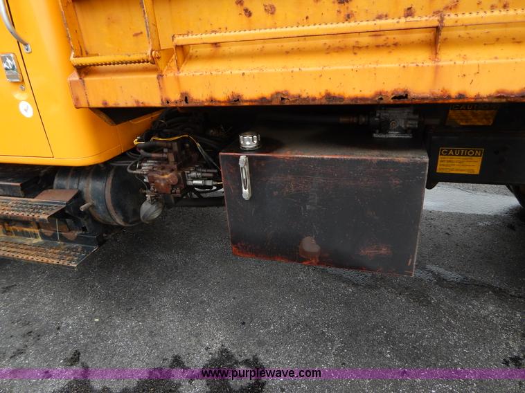 image for item H3391 1999 International 4900 dump truck