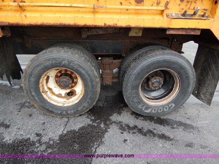 image for item H3391 1999 International 4900 dump truck