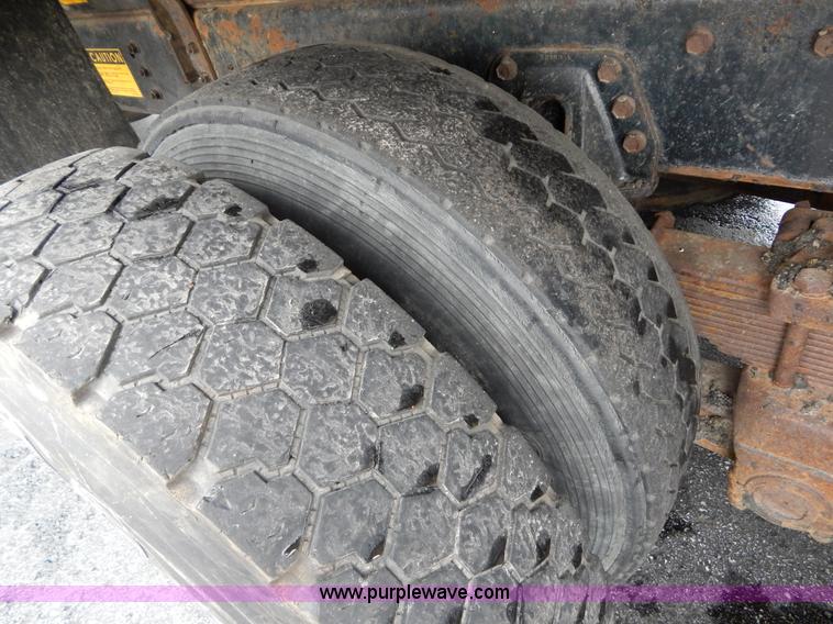 image for item H3391 1999 International 4900 dump truck