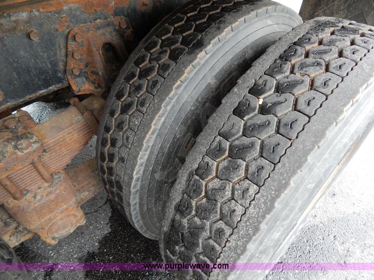 image for item H3391 1999 International 4900 dump truck