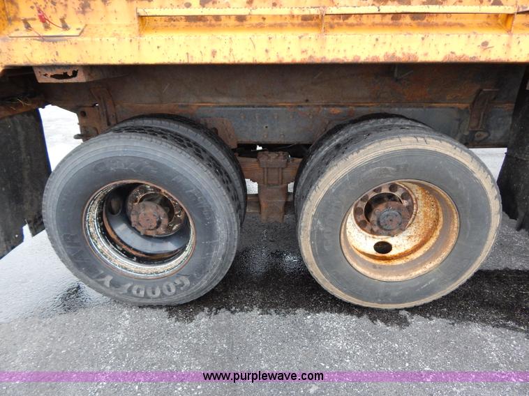 image for item H3391 1999 International 4900 dump truck