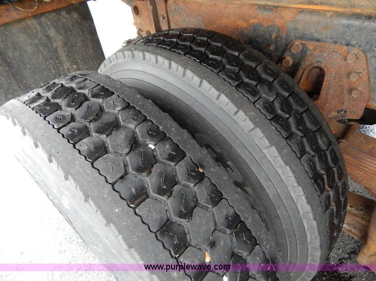 image for item H3391 1999 International 4900 dump truck