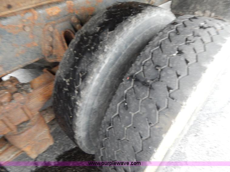 image for item H3391 1999 International 4900 dump truck