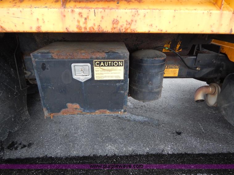 image for item H3391 1999 International 4900 dump truck