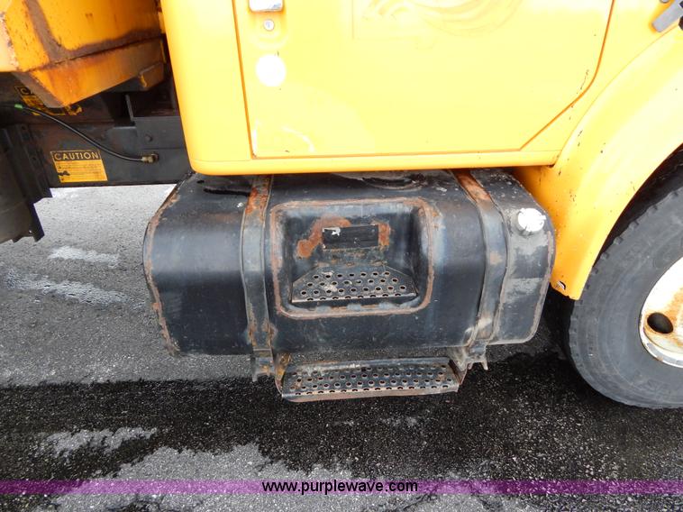 image for item H3391 1999 International 4900 dump truck