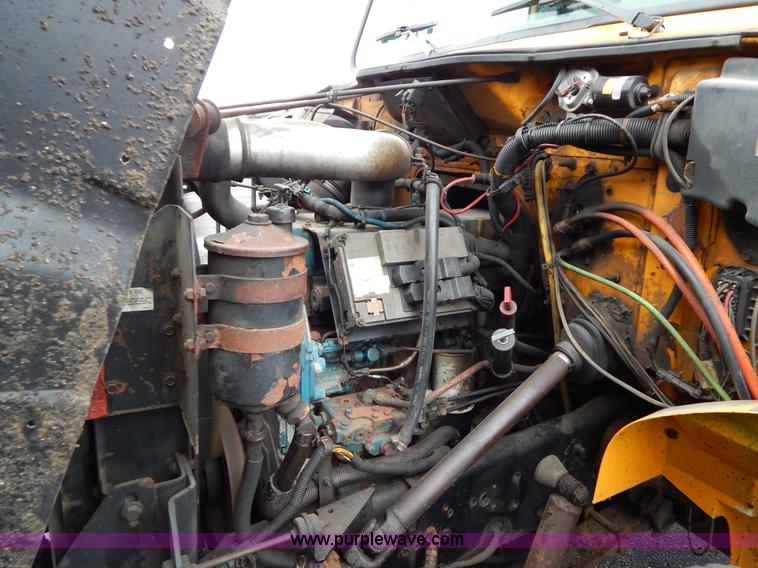 image for item H3391 1999 International 4900 dump truck